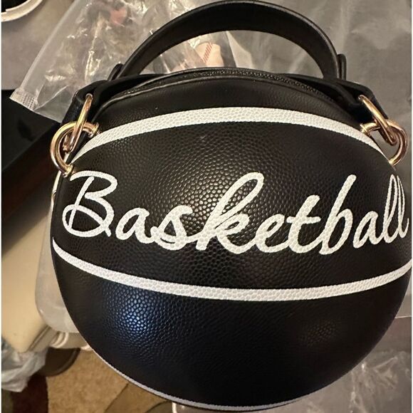 🔥🔥 Adorable mini basketball, purse measurements, in pictures. Fits alot. - Picture 2 of 8